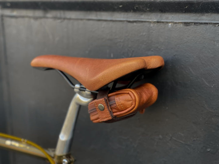 Gusti Satteltasche Leder - UDO B. Schlauchtasche Fahrradtasche für Werkzeug Ledertasche Vintage Brau