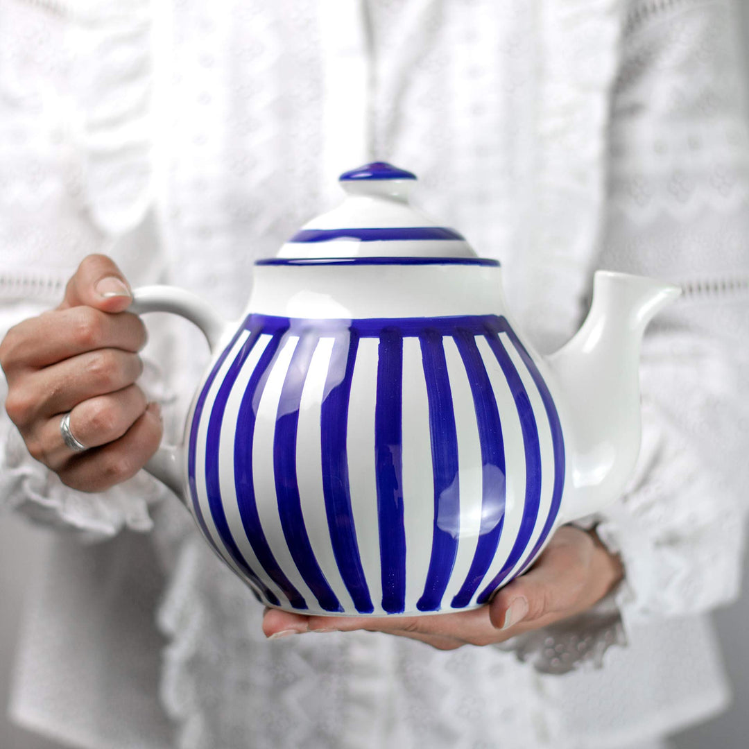 City to Cottage® - Teekanne für 4-6 Tassen | Blau-Weiss gestreift | Handgemacht | Teekanne Keramik G