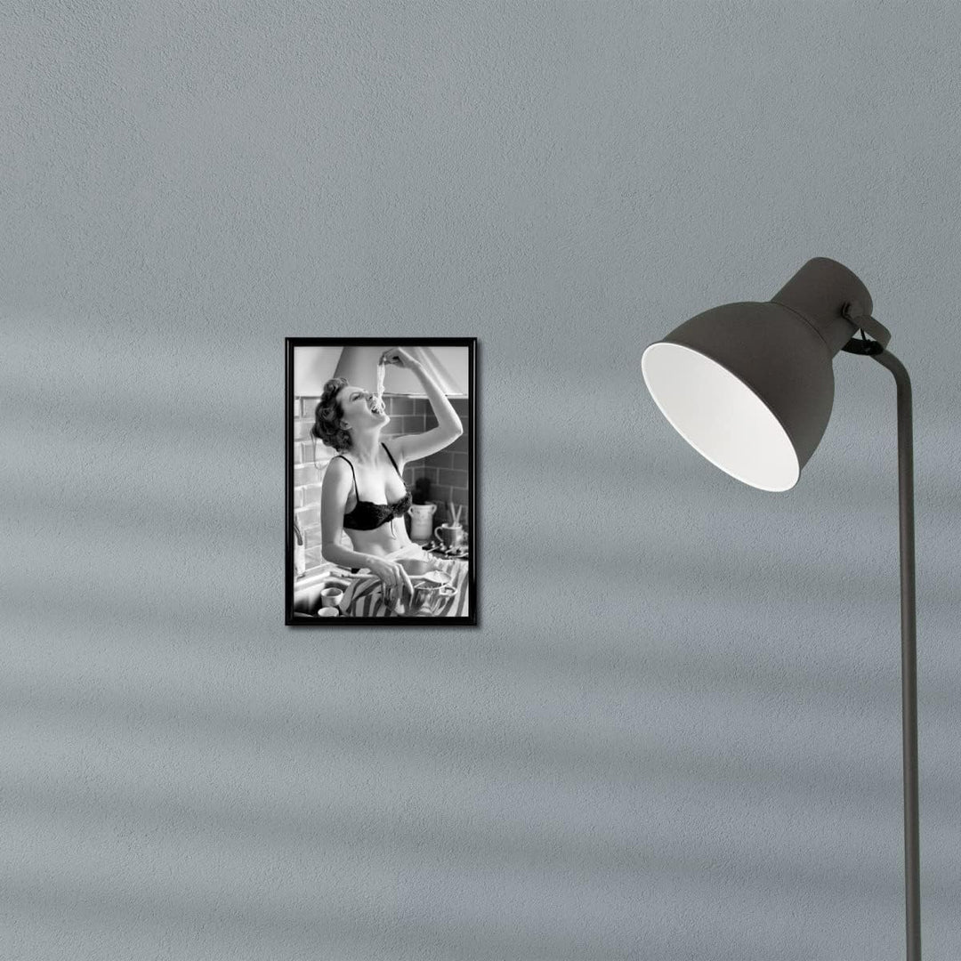 artboxONE Poster mit schwarzem Rahmen 45x30 cm Essen & Trinken Spaghetti Lover - Bild Woman Essen Fe