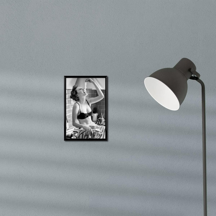 artboxONE Poster mit schwarzem Rahmen 45x30 cm Essen & Trinken Spaghetti Lover - Bild Woman Essen Fe