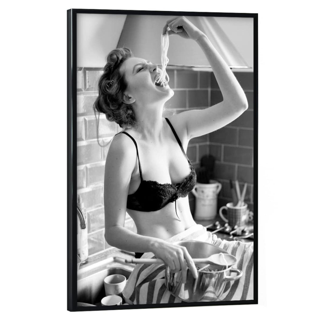 artboxONE Poster mit schwarzem Rahmen 45x30 cm Essen & Trinken Spaghetti Lover - Bild Woman Essen Fe