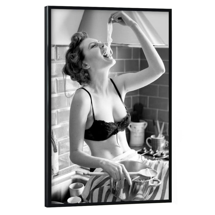 artboxONE Poster mit schwarzem Rahmen 45x30 cm Essen & Trinken Spaghetti Lover - Bild Woman Essen Fe