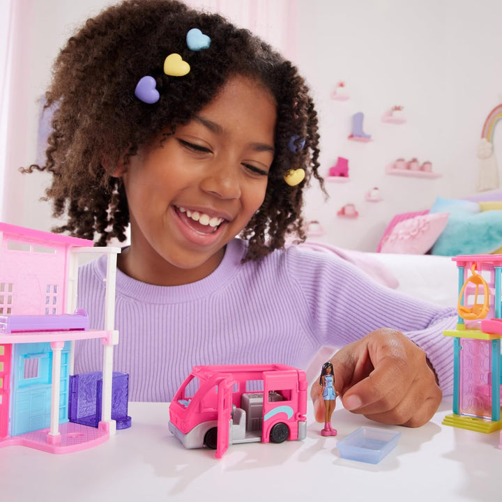 Barbie Mini BarbieLand 4er-Set Puppen- und Spielzeugfahrzeugset mit 4 ca. 3,8 cm grossen Puppen und