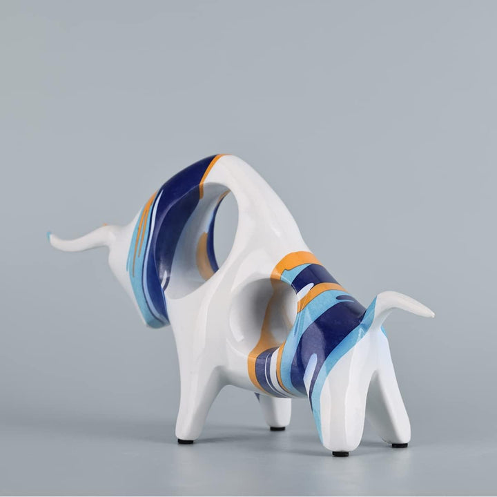 Kunstharz-blau-weisse Bullen-Statue, minimalistische farbige Stierfigur, Originalität, abstrakte Sti