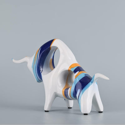 Kunstharz-blau-weisse Bullen-Statue, minimalistische farbige Stierfigur, Originalität, abstrakte Sti