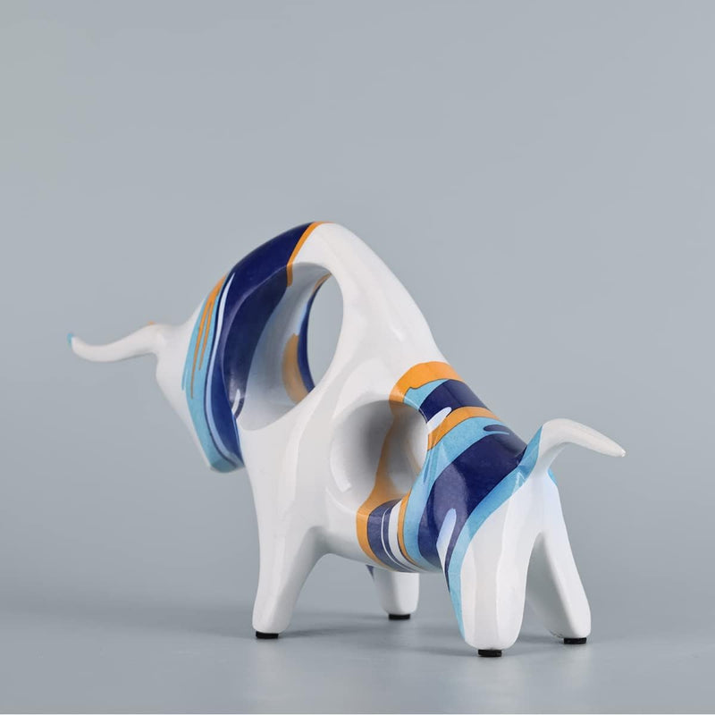 Kunstharz-blau-weisse Bullen-Statue, minimalistische farbige Stierfigur, Originalität, abstrakte Sti