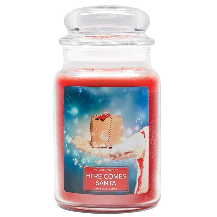 Village Candle Here Comes Santa Duftkerze im Glas, gross, 740 ml, Rot