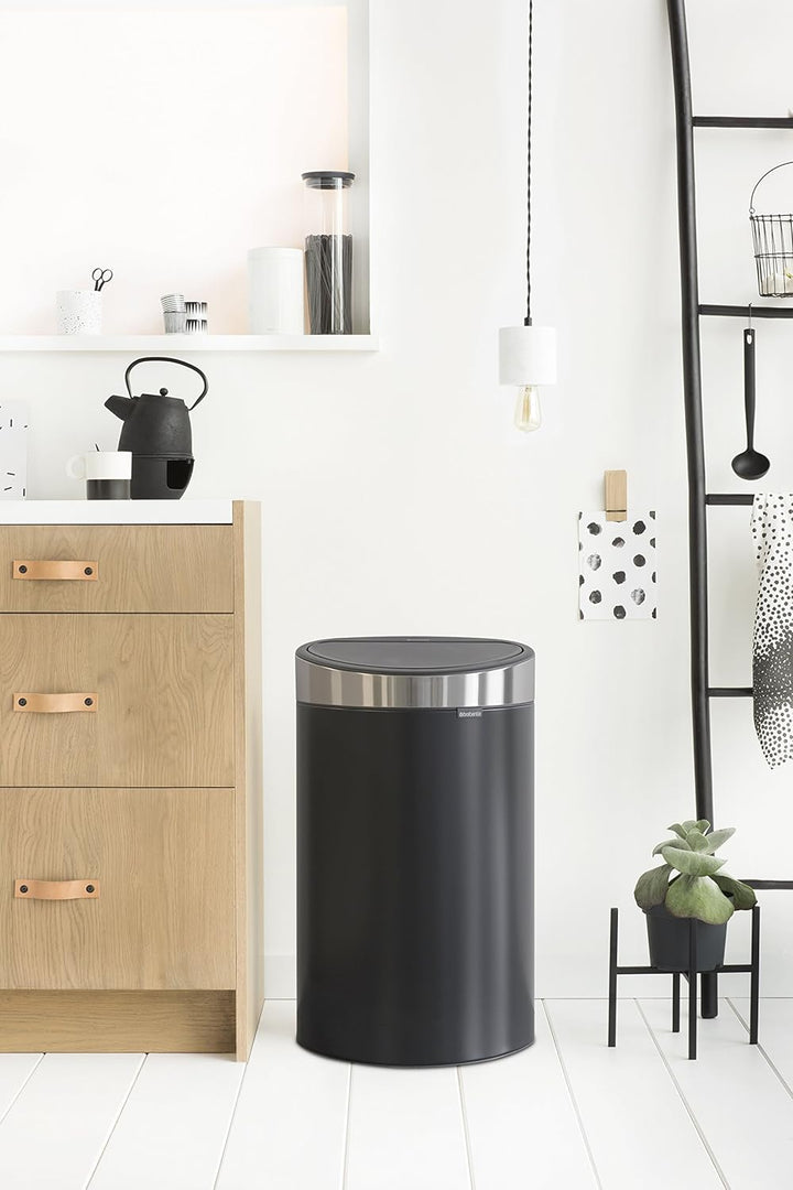 Brabantia 114847 Touch Bin New mit herausnehmbaren Kunststoffeinsatz, 40 L, Edelstahl, schwarz matt,