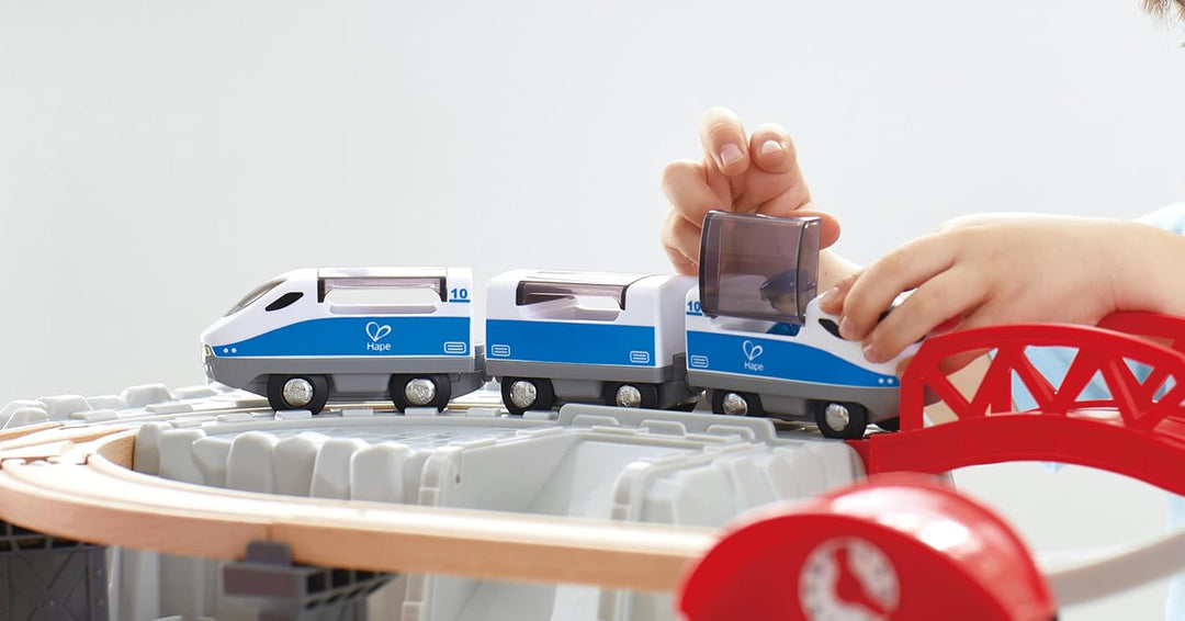 Hape Eisenbahnwelt Spielset mit Aufbewahrungsbox, 48 Teile, an 3 Jahren Stadtzug, Stadtzug