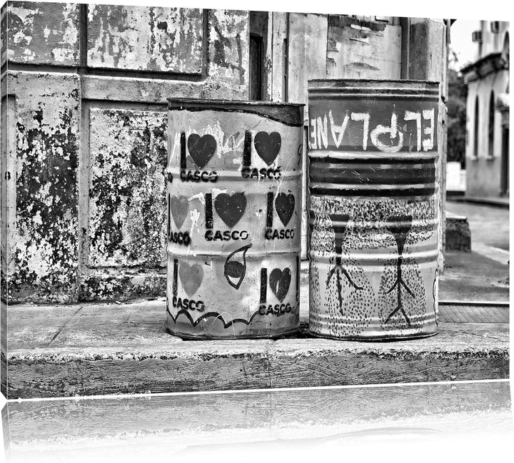 Pixxprint Monocrome, buntbemalte Fässer am Strassenrand, Format: 100x70 auf Leinwand, 100x70