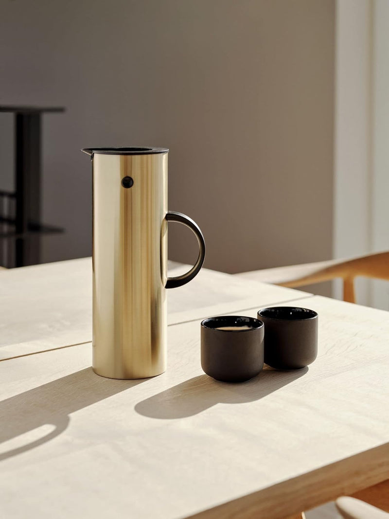 Stelton EM77 Isolierkanne, Kaffeekanne aus Kunststoff, Brushed Brass, 1 Liter