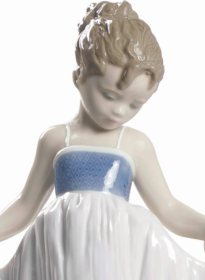 LLADRÓ Mädchen-Figur Schau Mal, Mein Kleid!. Mädchen. Porzellan.