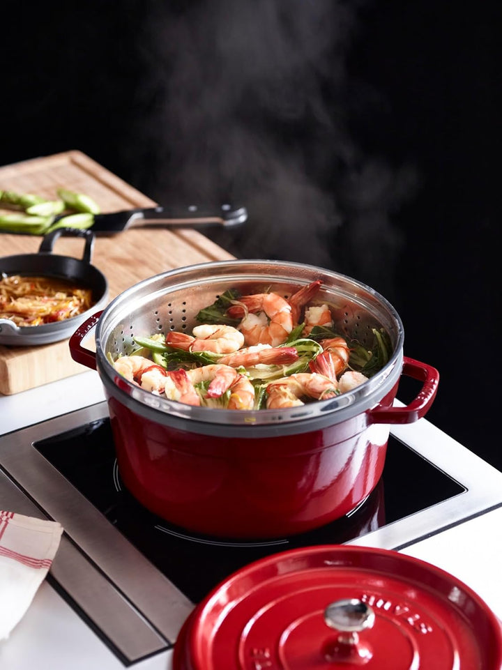 STAUB Gusseisen Bräter/Cocotte, mit Dämpfeinsatz, Rund 26 cm, 5,2 L, Aromaregen Funktion, Für alle H