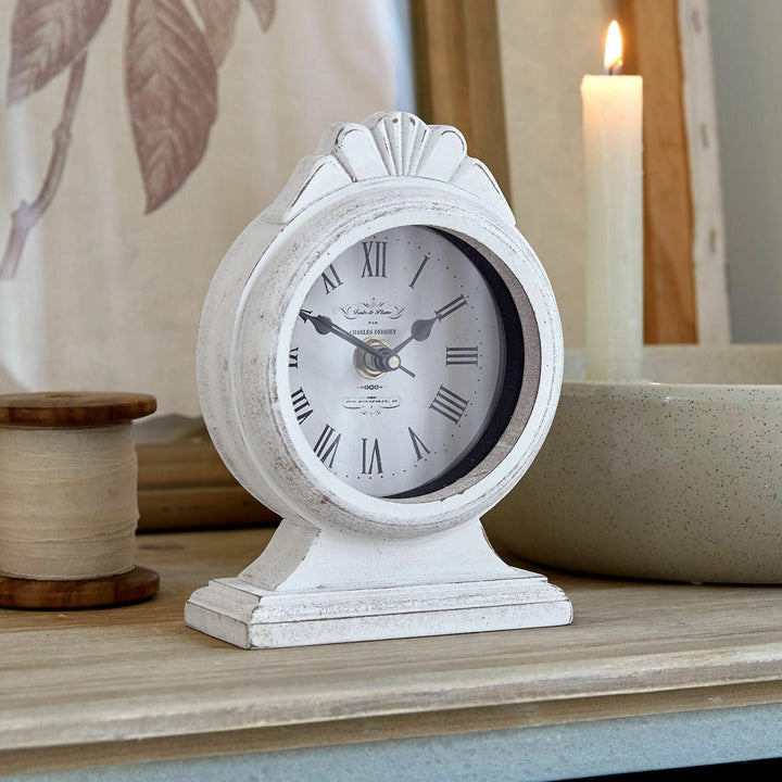 Loberon Uhr Uxilev, antikweiss | Nostalgisches Design - Liebevoll Verziert - Dekorativer Blickfang -