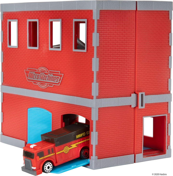 Micro Machines MMW0033 - Feuerwehrstation Spielset Fire and Rescue mit 1 exklusiven Fahrzeug Klassis