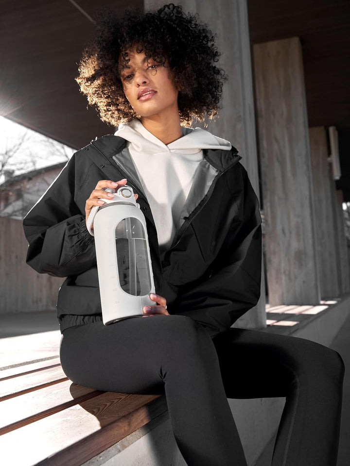 spottle Glasflasche 2 Liter - Trinkflasche 2L Glas mit Strohhalm - Grosse Wasserflasche mit Schutzhü