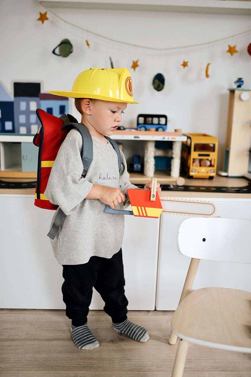 small Foot Kettensäge aus Holz, Rollenspielzeug zum Thema Feuerwehr, mit Sound, für Kinder ab 3 Jahr