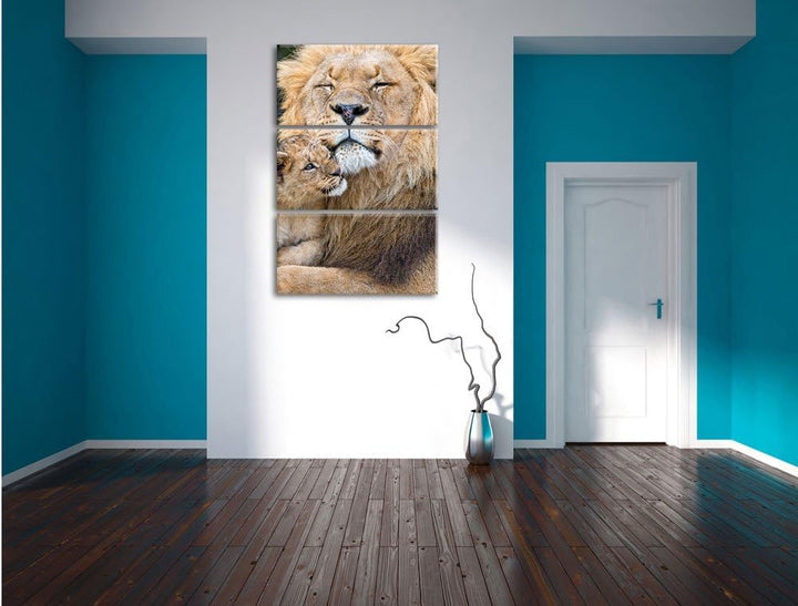 Pixxprint Löwe kuschelt mit Jungtier als Leinwandbild/Grösse: 3 Teilig (120x80) cm/Wandbild/Kunstdru