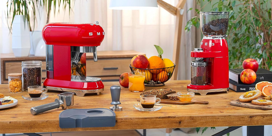 Smeg, ECF01RDEU Manual Espresso -Maschine, Cappuccino -System, Thermoblock, grosse Tassengehäuse und