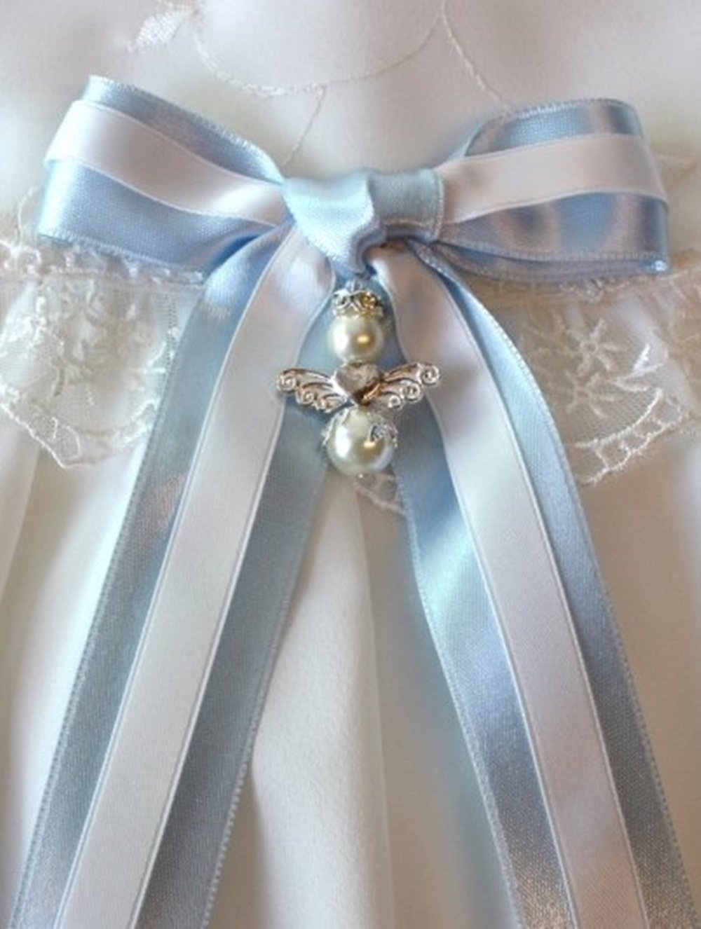 Taufschleife, zweifarbige Rosette mit Schutzengel aus Grace of Sweden (hellblau), Hellblau