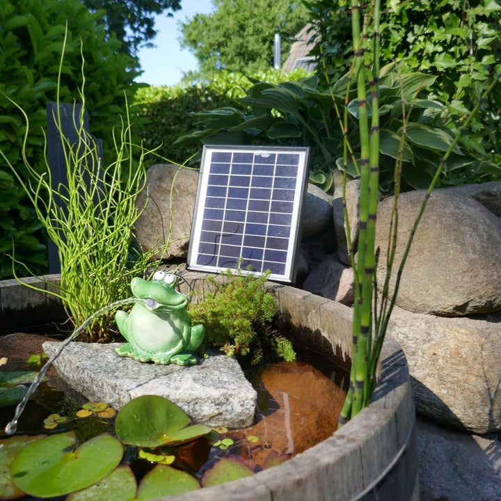 Storm's Gartenzaubereien Wasserspeier Frosch mit Akku Solarpumpe 12cm aus Keramik Laufzeit ohne Sonn