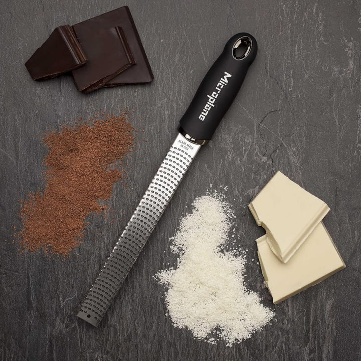 Microplane Zester Küchenreibe in Schwarz für Zitrusfrüchte, Hartkäse, Ingwer, Schokolade & Muskatnus