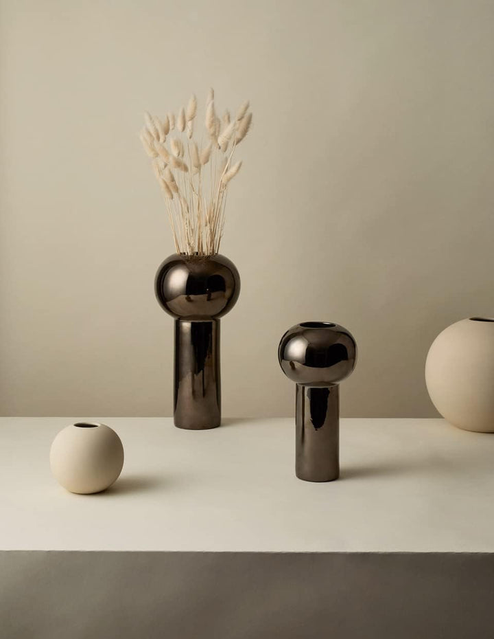 Cooee Design Pillar-Vase aus Keramik in der Farbe Dark Silver Handgefertigt, Masse: 12cm x 12cm x 24