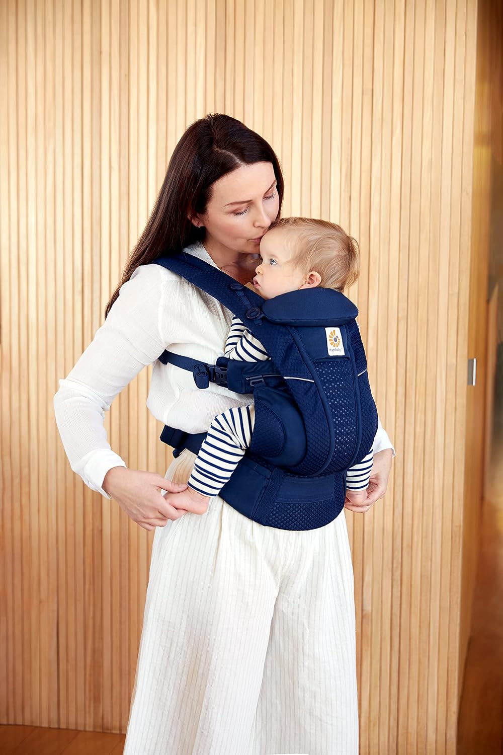 Ergobaby Omni Breeze Babytrage für Neugeborene ab Geburt bis 20kg, 4 Positionen SoftFlex Mesh Ergono