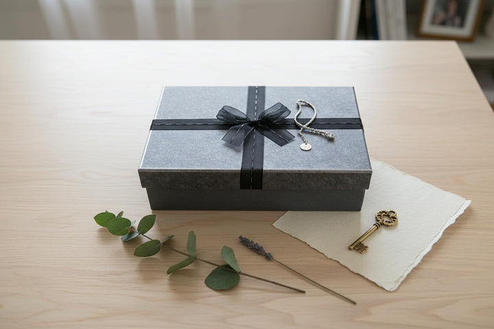 Emartbuy Set mit 3 starren Geschenkboxen, dunkelgraue Box mit dunkelgrauem Deckel, innen braun und d