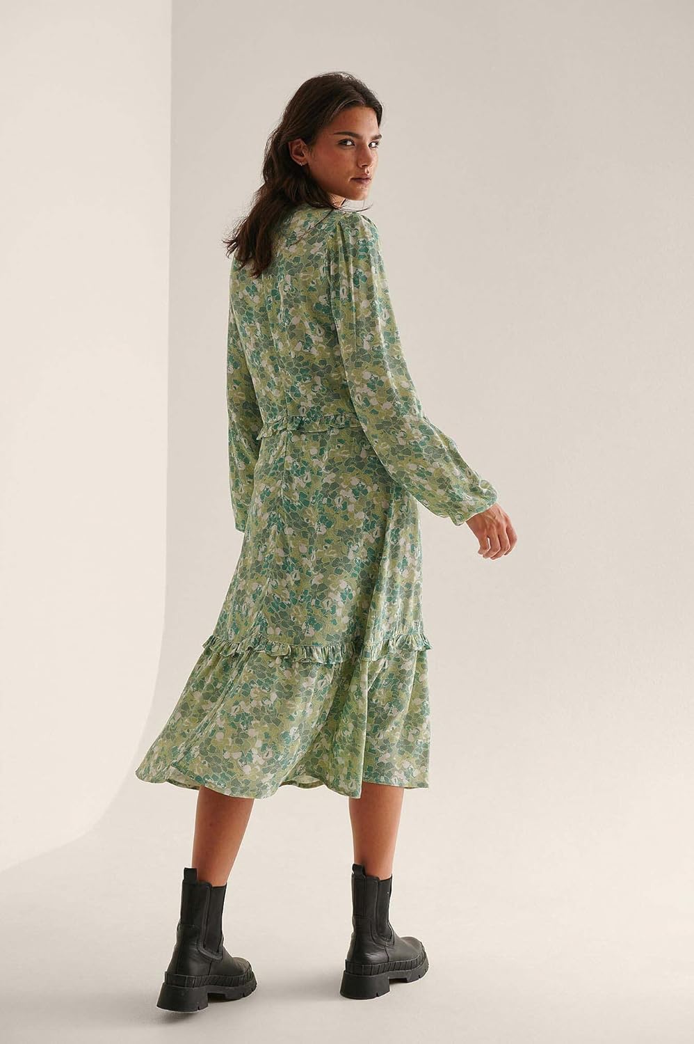 NA-KD Damen Midi-rüschenkleid mit Ballonärmeln Lässiges Kleid 34 EU Grün/Blumen, 34 EU Grün/Blu