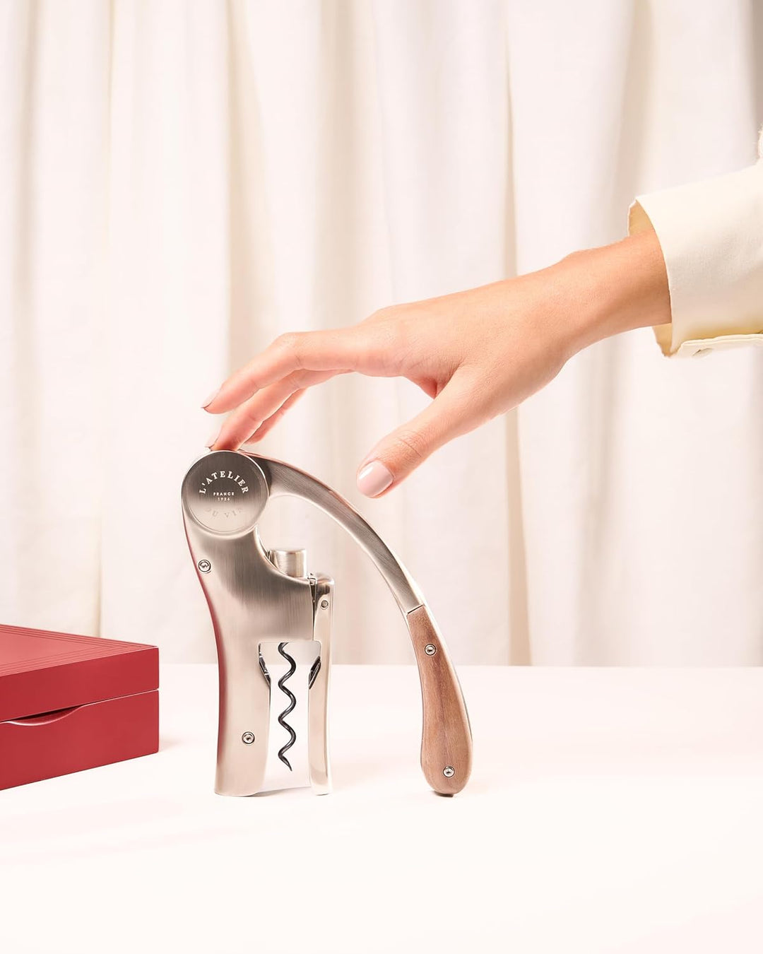 L'ATELIER DU VIN Oeno Motion Tresor - Korkenzieher mit Hebel in rot lackierter Holzkiste