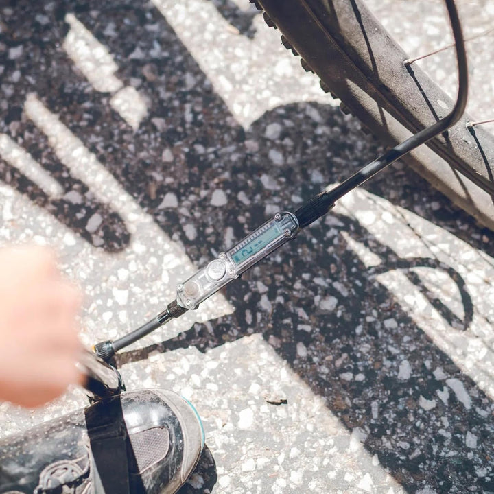 Lezyne Kompakt-Standpumpe Micro Floor Drive DIGITAL HPG Schwarz, Schwarz