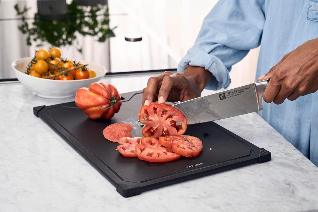 ZWILLING Schneidebrett 31 x 21 cm aus Holzfaser, Fiberholz, mit Saftrille, rutschfest, spülmaschinen