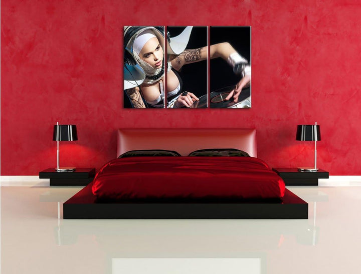 Pixxprint Tätowierte DJ Frau als Leinwandbild - Grösse: 3-Teilig (120x80cm) - Wandbild - Kunstdruck