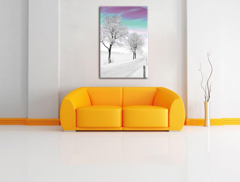 Schneebedeckter Baum in schöner Winterlandschaft schwarz/weiss, Format: 80x120 auf hochkantiges Lein