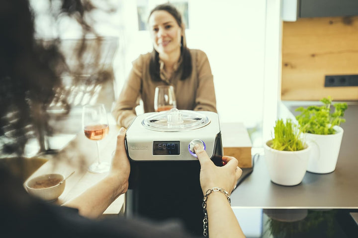 SEVERIN Kompakt Eismaschine & Joghurtbereiter, platzsparende Eismaschine mit Kompressor im Slim-Desi