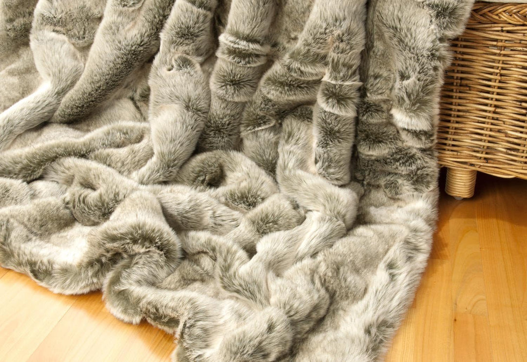 Wohnen & Accessoires GmbH & Co. KG Felldecke, Fellimitat 5 Grössen, Webpelzdecke, Grauwolf mit grau-