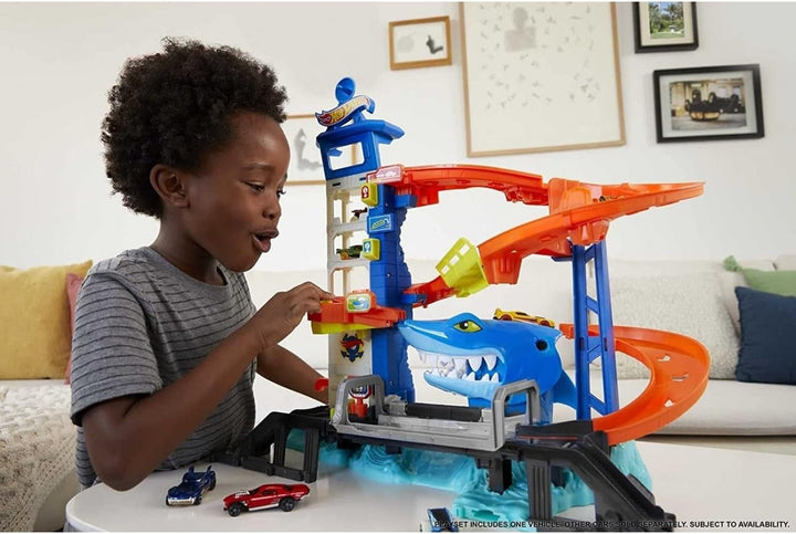Hot Wheels Hai-Angriff Autorennbahn für Überraschungseffekte, inkl. 1 Spielzeugauto, Auto Spielzeug