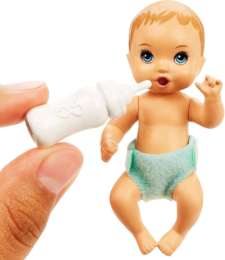 Barbie-Puppe und Zubehörteile, Gitterbett-Spielset mit Skipper-Puppe, Babypuppe mit schläfrigen Auge