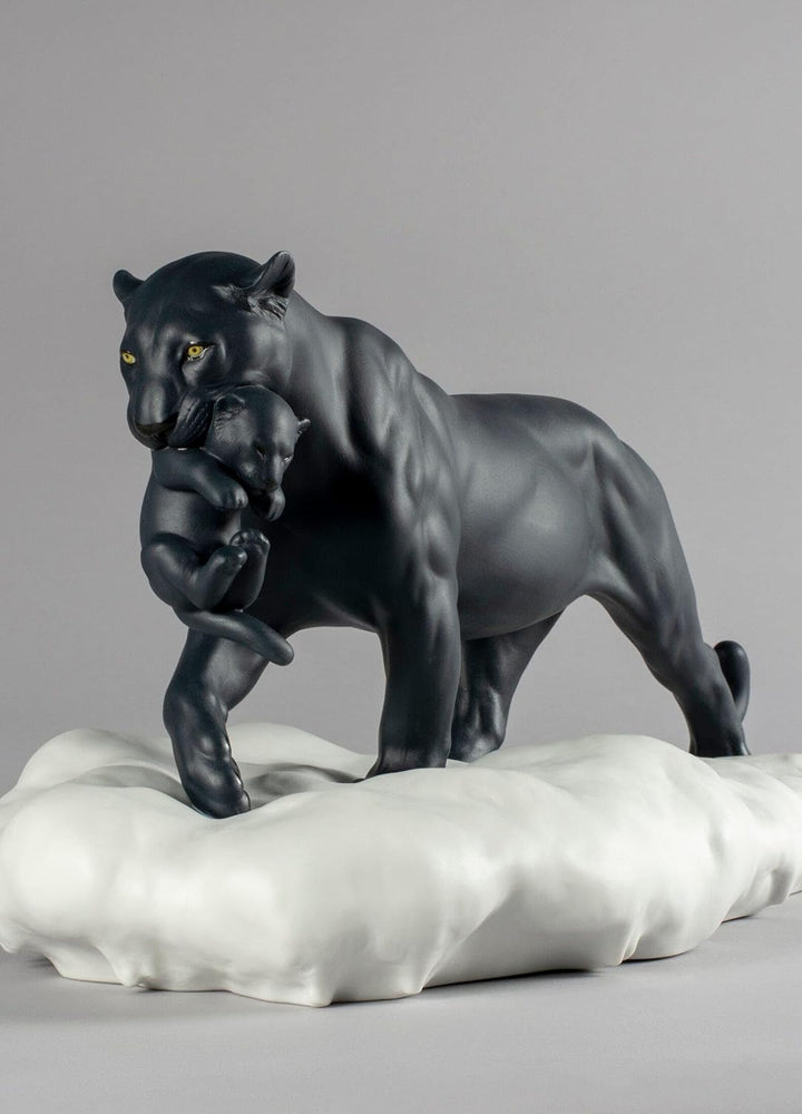 LLADRÓ Figur Schwarzer Panther Mit Welpe. Panther. Porzellan.