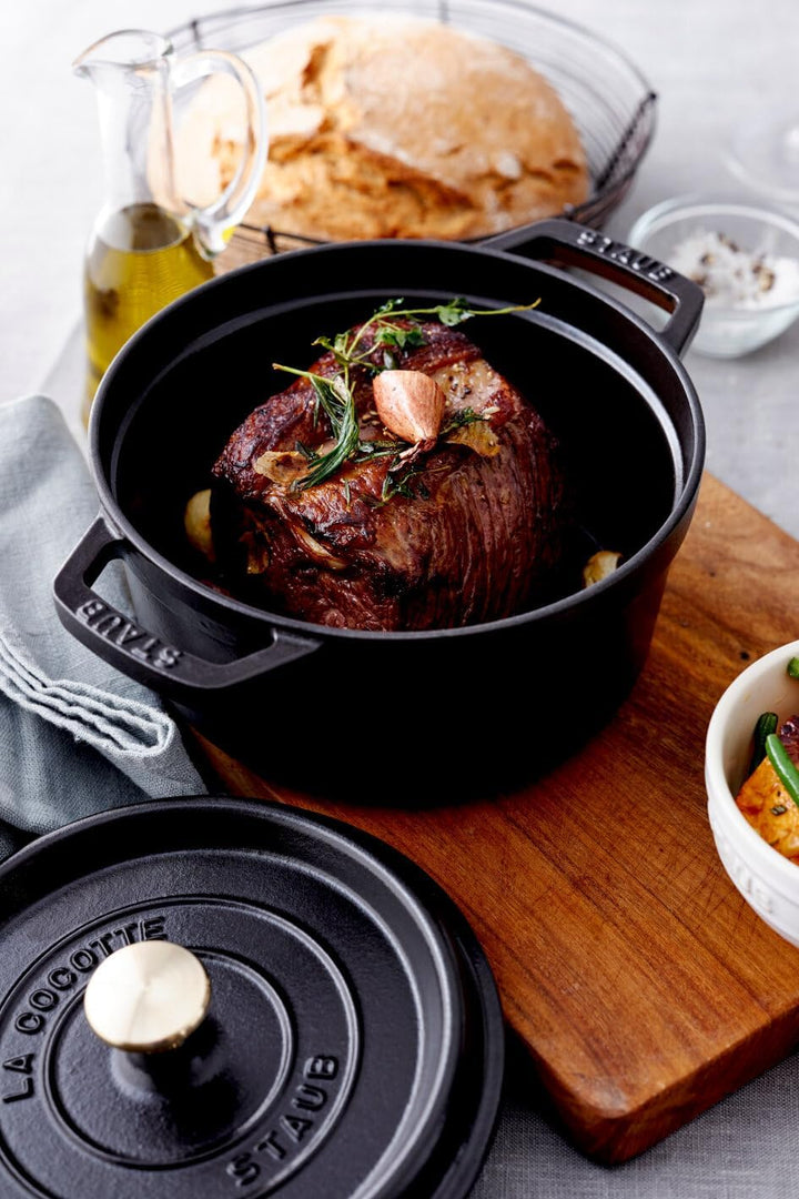 STAUB Gusseisen Bräter/Cocotte, Rund 24 cm, 3,8 L, Aromaregen Funktion, Für alle Herdarten geeignet,