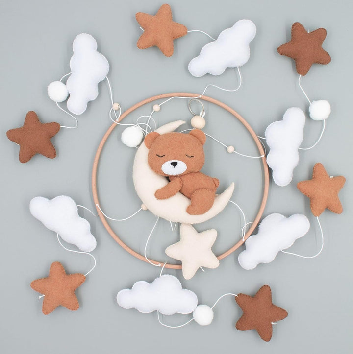 Baby mobile schlummernder Bär – Baby Mobiles mit Holzring und süssen Tierchen – Perfektes Mobile für