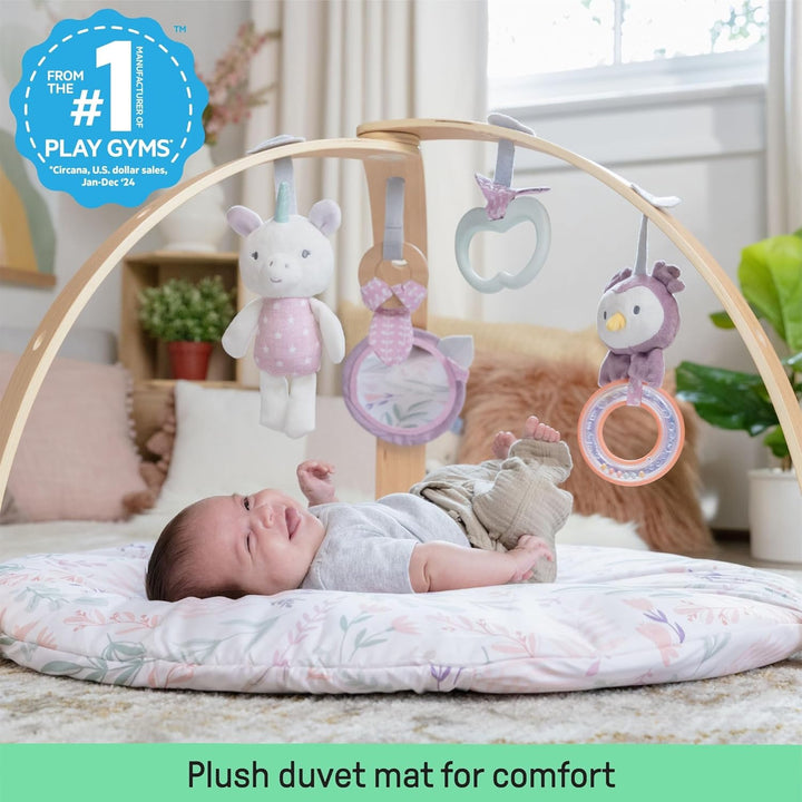Ingenuity 12421 Cozy Spot Calla Wendedecke mit Spielbogen aus Holz, abnehmbaren Spielzeugen, Stützki