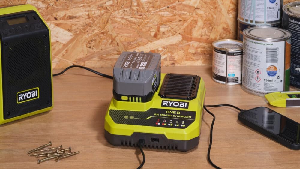 RYOBI 18 V ONE+ Akku-Schnellladegerät RC18180, 8,0 A Ladestrom lädt einen 4,0 Ah Akku in weniger als