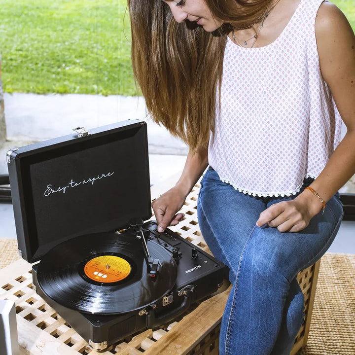 PRIXTON - VC400 Vintage-Vinyl-Plattenspieler | Vinyl-Player & Konverter über Bluetooth & USB | 2 ein