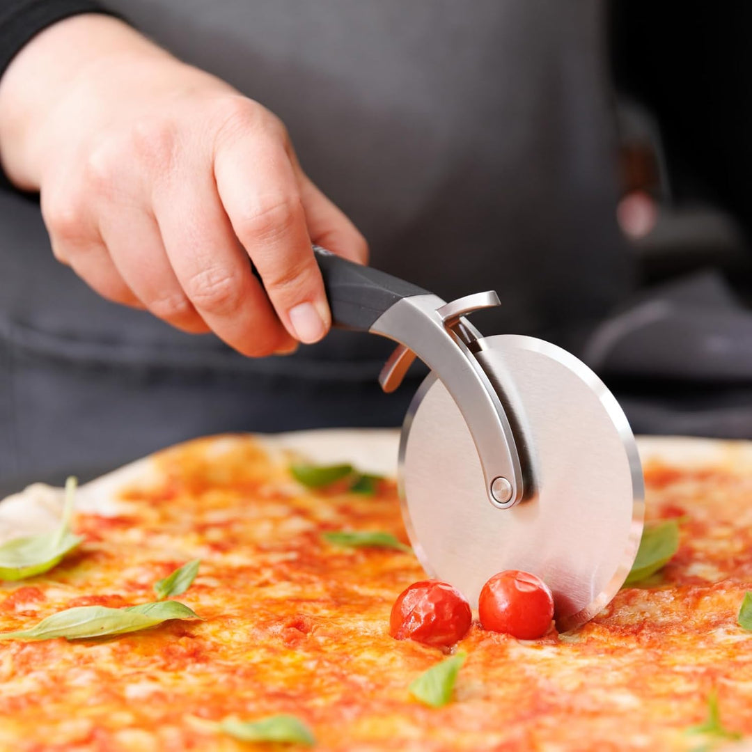 Microplane Professional XL Pizza‑Cutter Wheel mit Teig‑Docker | Extra‑scharfes Edelstahl‑Rad 10cm Pr