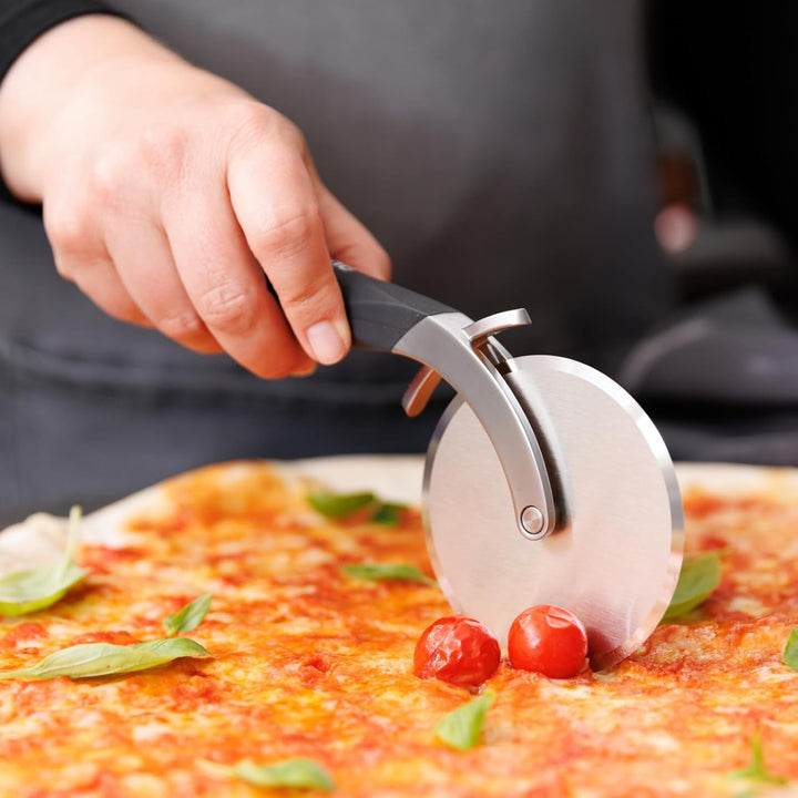 Microplane Professional XL Pizza‑Cutter Wheel mit Teig‑Docker | Extra‑scharfes Edelstahl‑Rad 10cm Pr