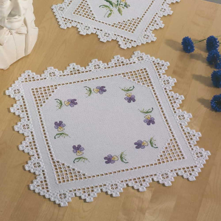 Hardanger Deckchen 39x39cm - Veilchen