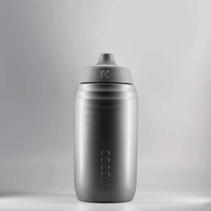 KEEGO | Die Evolution der Sportflasche | Elastisches Titan | Schützt vor Plastik im Wasser | Leicht