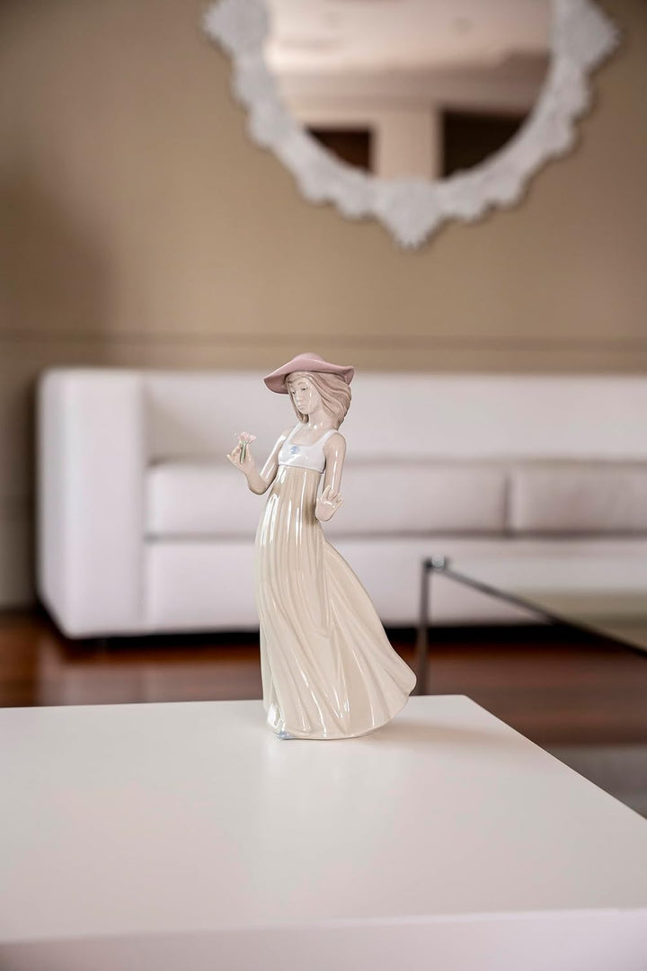 NAO Gentle Breeze Porzellanfigur